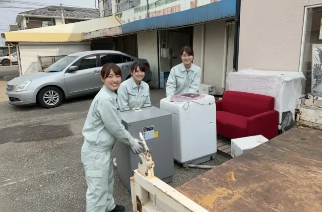 家電を積み込んでいる女性